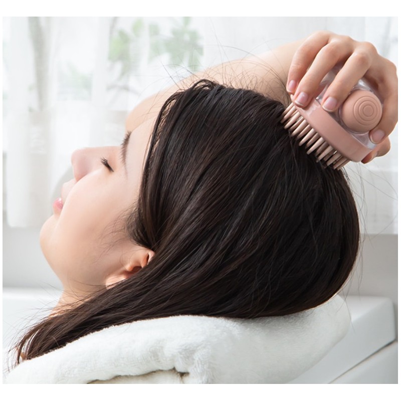 Masážny prístroj na pokožku hlavy a aplikátor vlasovej kozmetiky